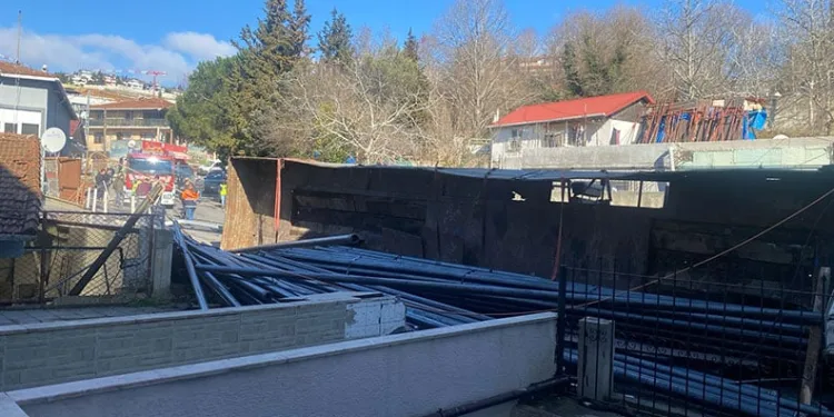 Freni patlayan demir yüklü tır devrildi