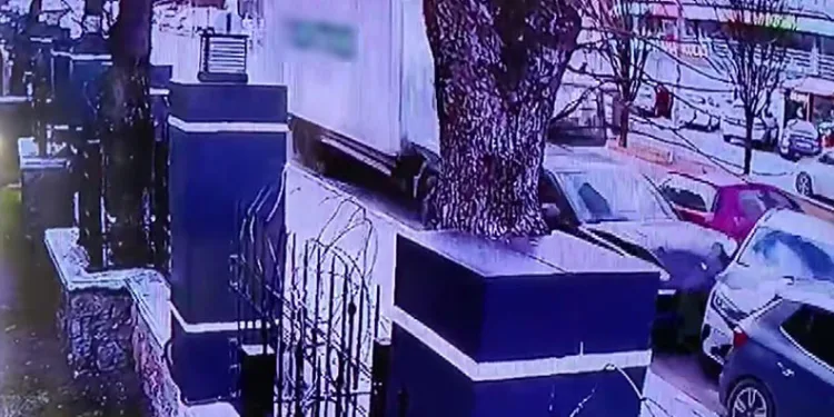 Kamyon park halindeki araçları biçti