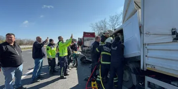 Kamyon ile TIR dorsesi arasında kalan şoför hayatını kaybetti