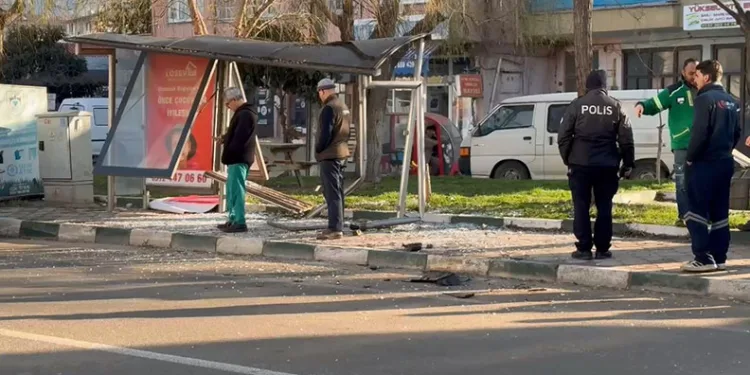 Bursa’da kontrolü kaybeden sürücü otobüs durağına çarptı