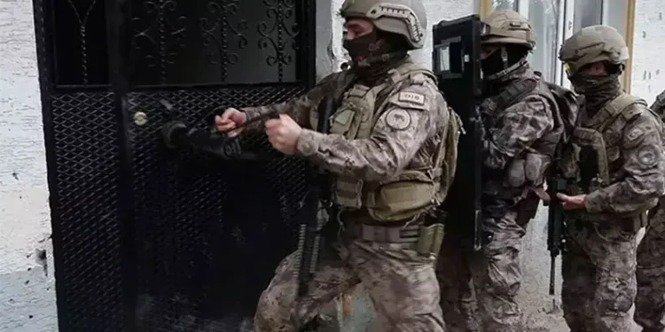Yoldan çıkıp devrilen tır alev alev yandı