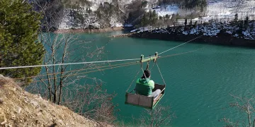 Kar yağışı mandıranın yolunu kapatınca teleferik çözüm oldu