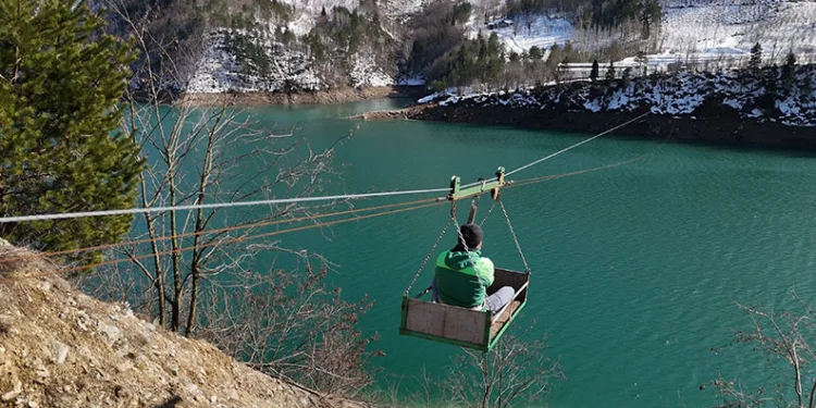 Kar yağışı mandıranın yolunu kapatınca teleferik çözüm oldu