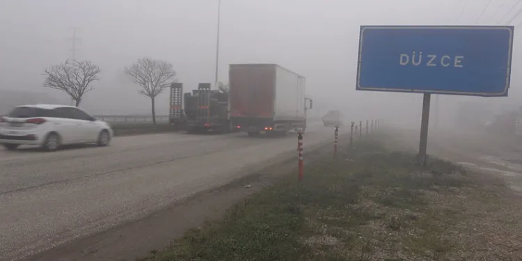 Düzce’de sis etkili oluyor, göz gözü görmüyor