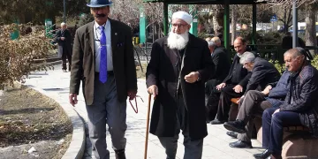 Van’da dondurucu soğuğun ardından vatandaşlar güneşin tadını çıkardı
