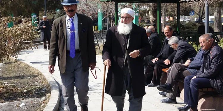Van’da dondurucu soğuğun ardından vatandaşlar güneşin tadını çıkardı