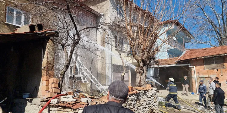 Domaniç’te ev yangını, iki katlı ev kullanılamaz hale geldi