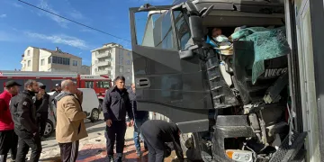 Tırın apartman duvarına çarptığı anlar kamerada: 1’i ağır 2 yaralı