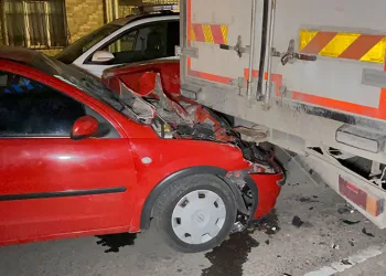 Alkollü ve ehliyetsiz kadın sürücü kamyonete çarptı: 5 yaralı
