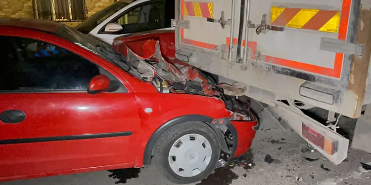 Alkollü ve ehliyetsiz kadın sürücü kamyonete çarptı: 5 yaralı