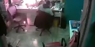 Adana’da bataryası şişen cep telefonu böyle patladı