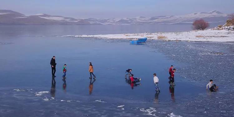 Donan göl çocukların oyun alanı oldu