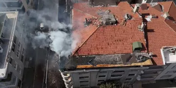 Avcılar’da korkutan çatı yangını