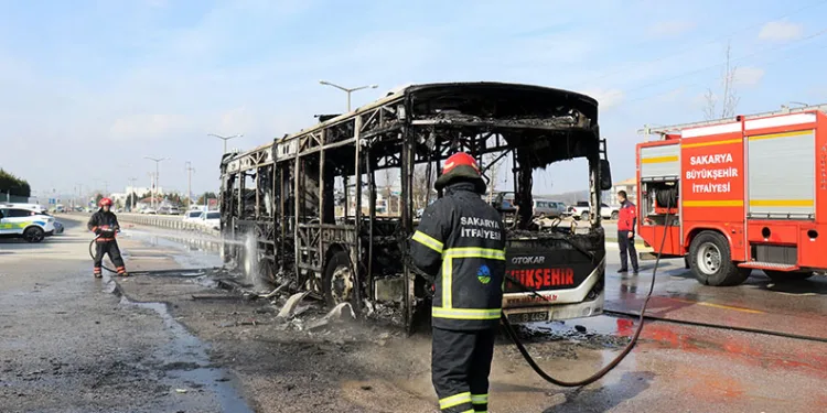 Sakarya’da otobüs alev topuna döndü
