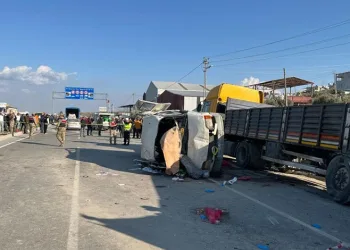 Yolcu servisi park halindeki tıra çarptı: 6 ölü, 8 yaralı