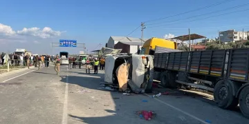 Yolcu servisi park halindeki tıra çarptı: 6 ölü, 8 yaralı