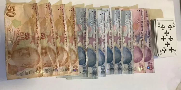 Çayevinde kumar oynayan 4 kişi suçüstü yakalandı