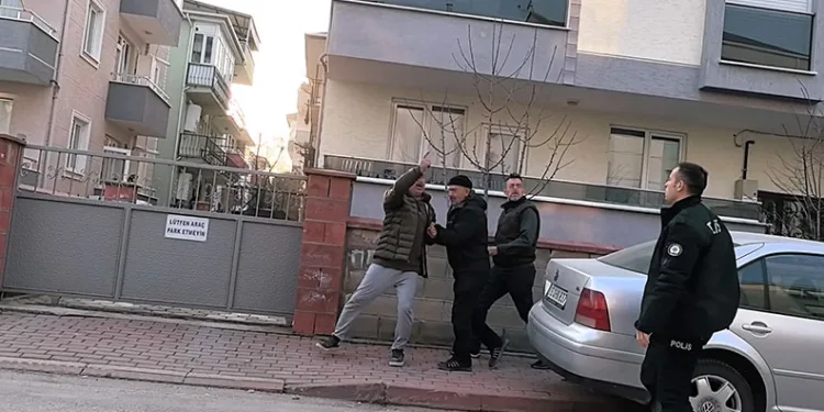 Bursa’da bıçaklı kavga: 3 yaralı