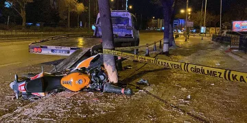 Konya’da kontrolden çıkan motosiklet ağaca çarptı: 1’i ağır 2 yaralı