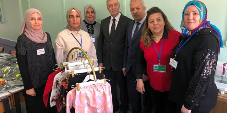 Öğretmen ve kursiyerlerden örnek davranış