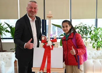 Fatih Karabatı’dan başarılı öğrenciye anlamlı hediye