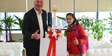 Fatih Karabatı’dan başarılı öğrenciye anlamlı hediye