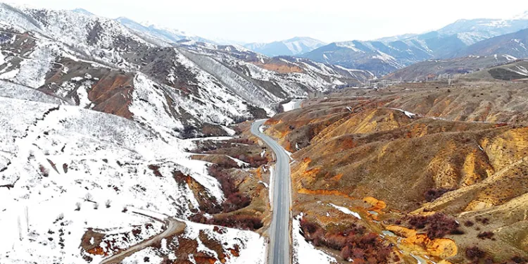 Bitlis’te dağların bir yanı kar, bir yanı bahar