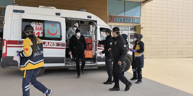 Başkasına ait kimlikle tedavi olmak isteyen göçmenler yakalandı