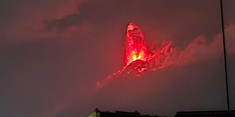 Guatemala’daki Fuego Yanardağı’nda patlama