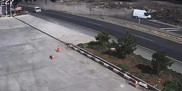 Şanlıurfa’da minibüs kayalıklara çarptı