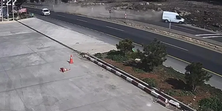 Şanlıurfa’da minibüs kayalıklara çarptı