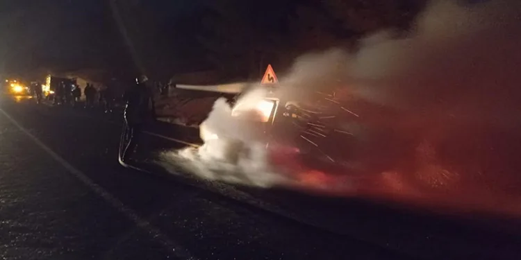 Şanlıurfa’da seyir halindeki otomobil alev topuna döndü