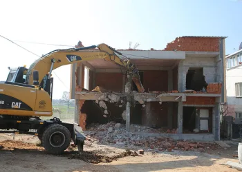 Nilüfer’de 2 katlı kaçak bina yıkıldı
