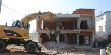 Nilüfer’de 2 katlı kaçak bina yıkıldı