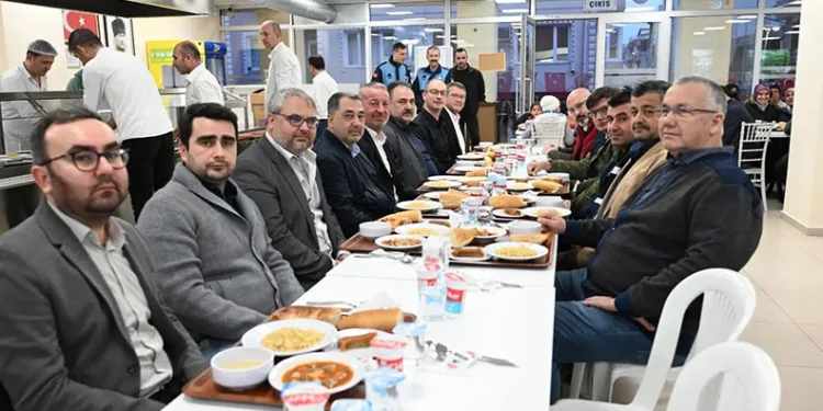 Karacabeyliler, aynı sofra etrafında buluştu