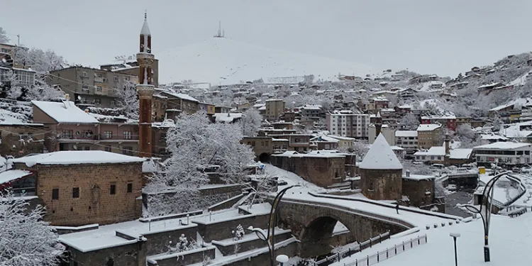 Bitlis’te karla gelen güzellik