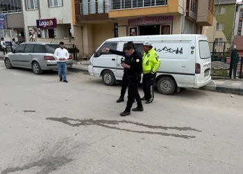 9 yaşındaki çocuğa okulun önünde otomobil çarptı