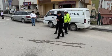 9 yaşındaki çocuğa okulun önünde otomobil çarptı