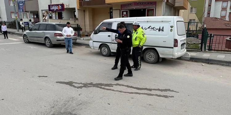 9 yaşındaki çocuğa okulun önünde otomobil çarptı