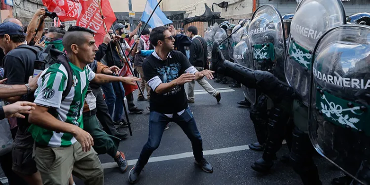 Arjantin’de “kemer sıkma” politikasına protesto