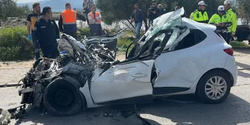 İzmir’de tırın altına giren otomobil hurdaya döndü: 1 ölü