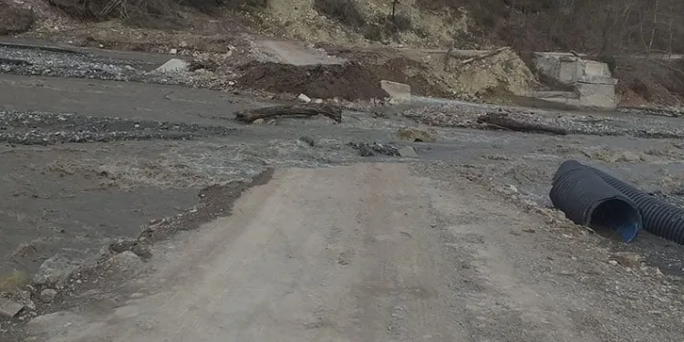 Kastamonu’da heyelan nedeniyle 4 köy yolu ulaşıma kapandı