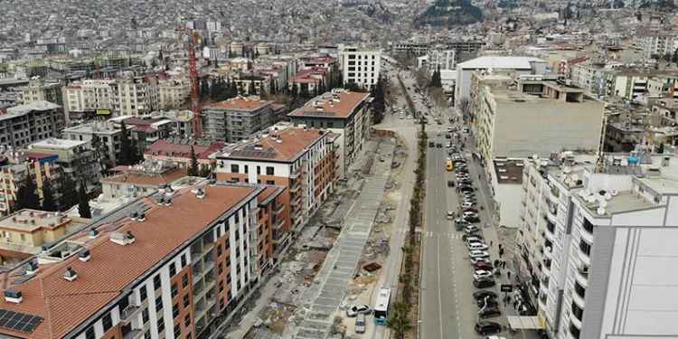 Depremin yıktığı şehrin en işlek caddesi hızla yapılıyor