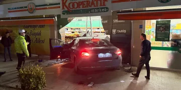 Kontrolden çıkan otomobil 3 kişiye çarpıp markete daldı