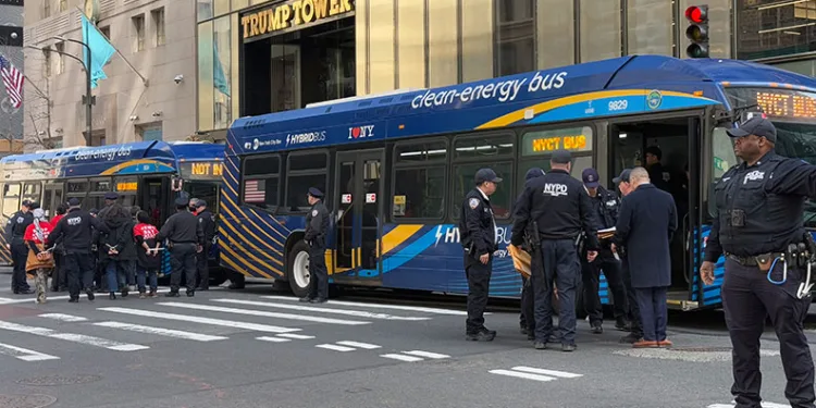 Protestocular Trump Tower’ı işgal etti