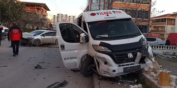 Balıkesir’de servis aracı ile otomobil çarpıştı: 6 yaralı