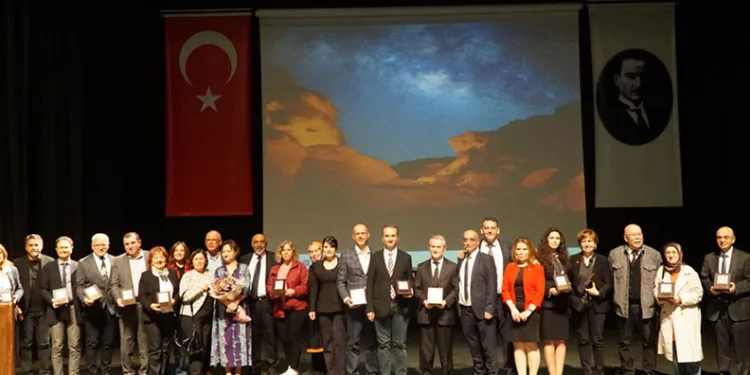 Meslekte 60,50,40 ve 30’uncu yıllarını dolduran hekimlere plaket