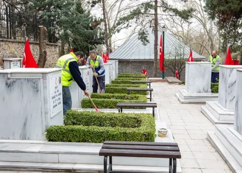 Büyükşehir’den şehitliklerde titiz çalışma