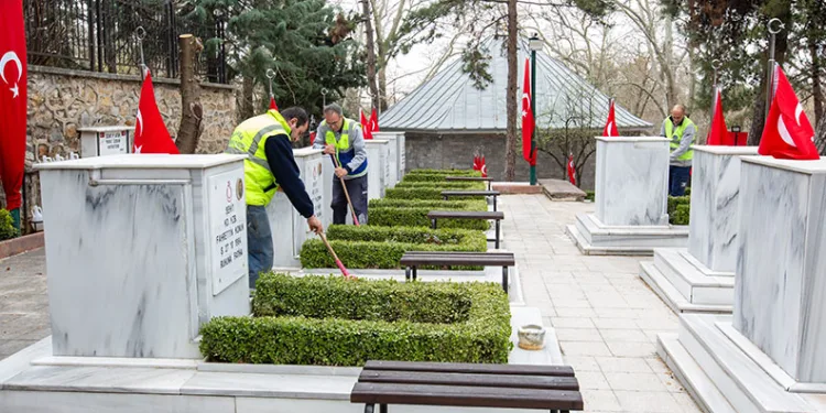 Büyükşehir’den şehitliklerde titiz çalışma