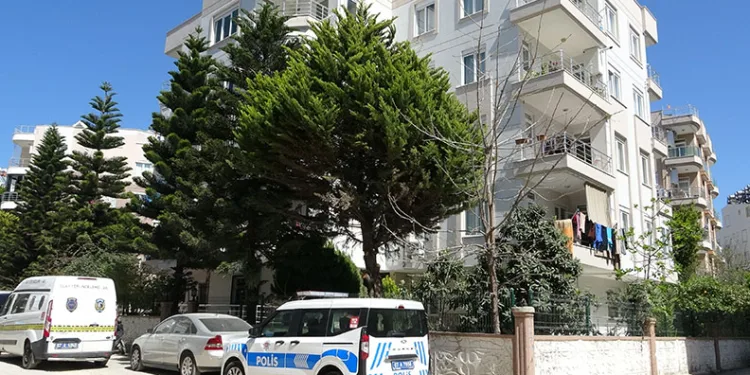 Oğlu tarafından bıçaklanarak öldürüldü